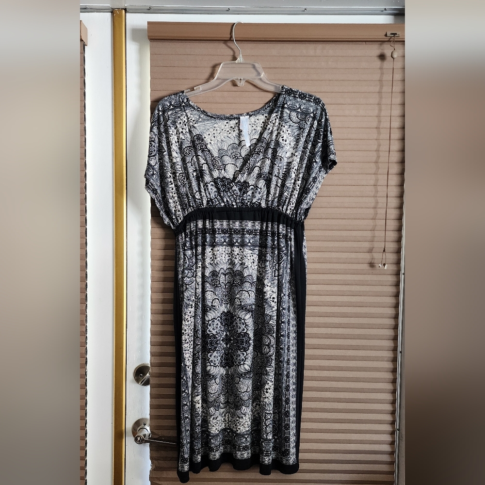 Ocean Breeze Women's Black and White Size Large Dress, Short Sleeves Used